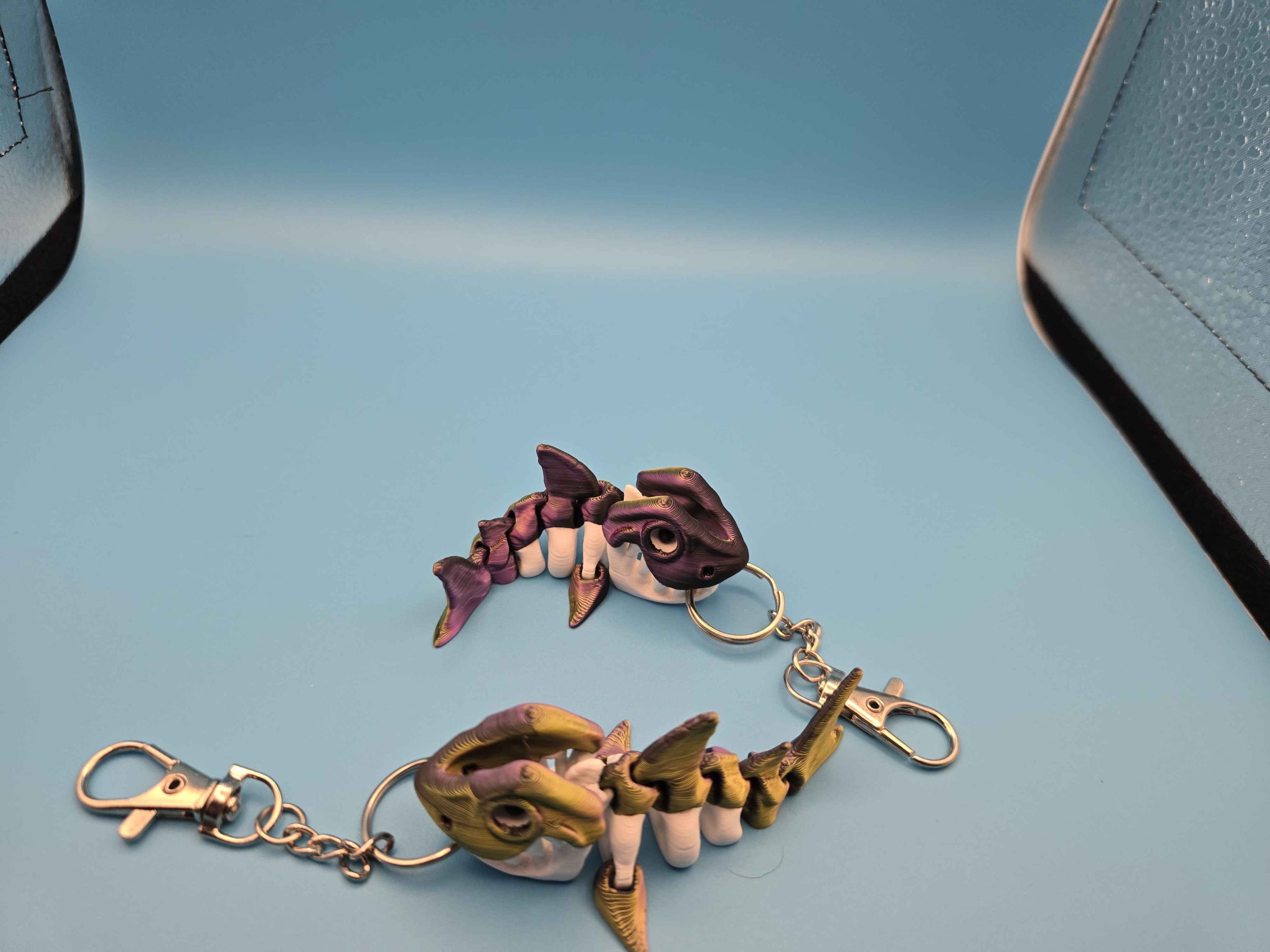 Color Changing Segmented Bone-Style Ocean Theme Creepy Cute Flexi Skeleton Keychain, 8x4x3 cm